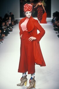 1645313896_VivienneWestwood1995WomenRTW41.thumb.jpg.08478157ca966ebb4ce3338359f3e6a8.jpg