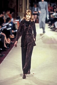 1653232571_EmanuelUngaro1996HauteCouture28.thumb.jpg.829c2110f25ee899a7a7662f1c01d4c5.jpg