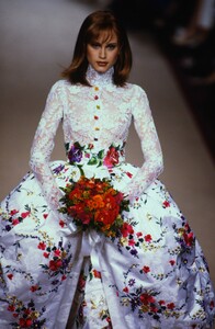 1661704859_emanuel-ungaro-hc-fw-1996(16)-Copy.thumb.jpg.e73e55292de06472d43875e4037679d6.jpg