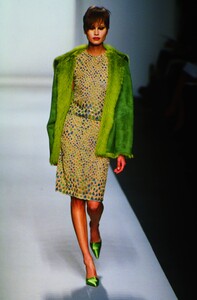 1681857092_oscar-de-la-renta-fw-2000(3).thumb.jpg.fc1b0e7e4c425b2b4456a7c50100d91a.jpg