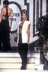 169066363_JeanPaulGaultier1999HauteCouture131.thumb.jpg.0f36ea1c4b739fd900b907de513b646a.jpg