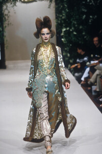1695302667_PierreBalmain1997HauteCouture45.thumb.jpg.24f13436743a47236258368575e4f6d5.jpg