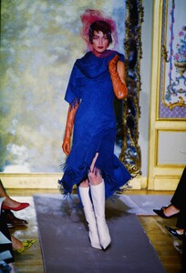 1712533462_jean-paul-gaultier-couture-fall2000(7).thumb.jpg.3de05c2070d97d8e1682f1ccf105b096.jpg