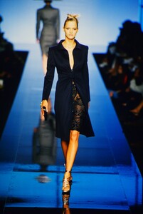 1717983693_ValentinoCoutureFall2000(4).thumb.jpg.16da5b6b3b2c7537973a0ea6bd3dd511.jpg