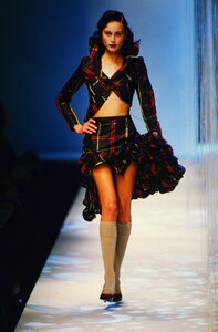 1731001554_moschino-ss-1999(6).thumb.jpg.bb7dca8d1e22b0a4cdcd4fcaa819e512.jpg