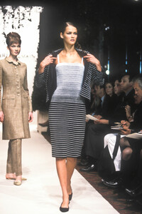 1766035922_PierreBalmain1998HauteCouture43.thumb.jpg.fdbe89b625d64b7822ad28d3b2e7d5d9.jpg