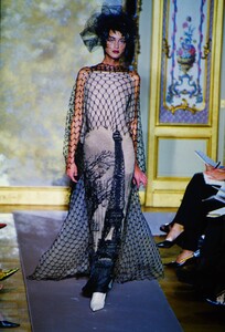 1768048017_jean-paul-gaultier-couture-fall2000(11).thumb.jpg.c717189c2bfdd9b9de6391bcd34a7d6c.jpg