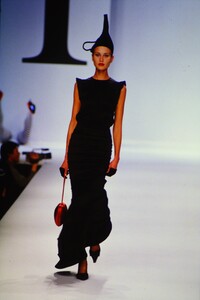 177476785_MOSCHINO-FW-2000(2).thumb.jpg.918400e041153409a919a6c8bb12447f.jpg