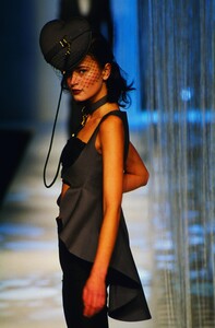 18089947_moschino-ss-1999(10).thumb.jpg.4c66324c9620dd7b74eb2f7da2d1d767.jpg