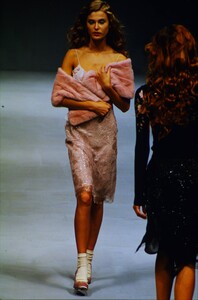 1820505624_blumarine-fw-1999(1).thumb.jpg.02e8bbb62d990d7bb10a2daf42560268.jpg