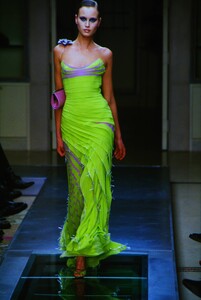 1836844122_atelier-versace-fw-2000(16).thumb.jpg.cadb49586d6cd168611eee4183796d89.jpg