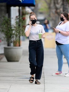       zoe110521BZNimage110.jpg