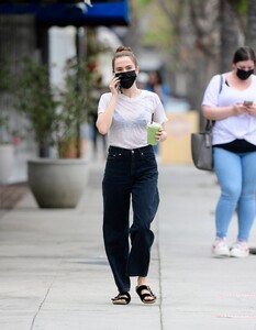       zoe110521BZNimage115.jpg