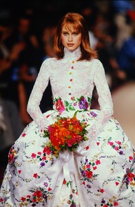 1866685279_emanuel-ungaro-hc-fw-1996(17).thumb.jpg.16d2118c0dd7fbc1e6b1febf6664b105.jpg