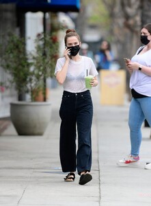       zoe110521BZNimage108.jpg