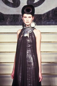 1897386376_JeanPaulGaultier1999HauteCouture48.thumb.jpg.b3c62ed0543d1f812ae3589563d33221.jpg