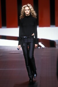 1918211319_Valentino1999WomenRTW81.thumb.jpg.5d87d5416d894d5480220645d30cd9b4.jpg