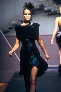 193538301_Valentino1997HauteCouture31.thumb.jpg.6b710a5ecfe50bc8d22399868ce9b1a1.jpg