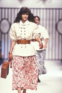 1942934603_KarlLagerfeld1989WomenRTW65.thumb.jpg.65d0840c57028b6b0d9e997e8a3bf307.jpg