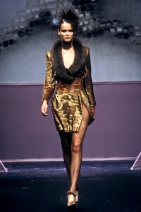 1954314234_Valentino1997HauteCouture61.thumb.jpg.26e8c7115676f3b46e348bf5c98700a8.jpg