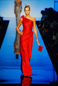 196341738_ValentinoCoutureFall2000(15).thumb.jpg.3ae69a39fa6645340359dc53e165091e.jpg