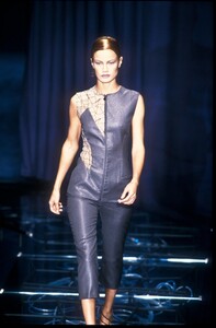 2024933731_Versace1998WomenRTW51.thumb.jpg.4d9eb41a43c33255b8b95ee16fbded6a.jpg