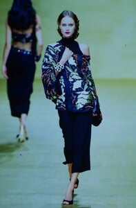 2030630267_blumarine-ss-2000(2).thumb.jpg.247aaedfa8fc937ba44a9338862eeafc.jpg