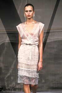 2058575961_Valentino1998HauteCouture17.thumb.jpg.19a101d5ed178ed0829a63d5c9e8d3fd.jpg