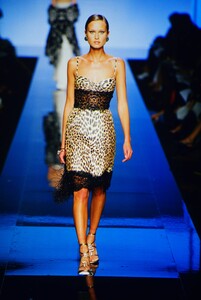 2072768822_ValentinoCoutureFall2000(17).thumb.jpg.f4943d12f2f289f03c8acd78bb9cf1e9.jpg