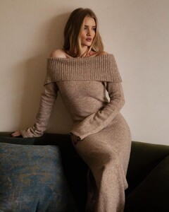 2074895883_RosieHuntington-Whiteley2.thumb.jpg.1bb6d624c69a181e15bdddd039e87489.jpg