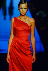 2109516823_ValentinoCoutureFall2000(23).thumb.jpg.51940e207d1d38b74693f37df93a52f4.jpg