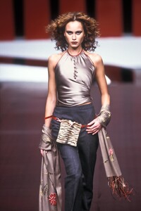 2115456351_Valentino1999WomenRTW153.thumb.jpg.58745f44683d99783f6e0299416ea44a.jpg