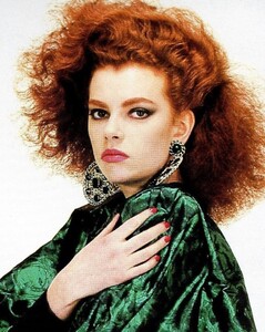 2118204230_EleganceParisFallWinter1987-88MichaelDoster(57).thumb.jpg.4ff39cd46269f1fc30a2463e1a8b38b1.jpg