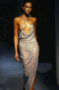 2125895770_THIERRY-MUGLER-COUTURE-SPRING-1998(11).thumb.jpg.f4a8c6b81fd92fc9b11ec75b3604dcde.jpg