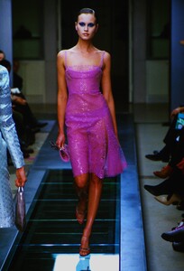 2126871386_atelier-versace-fw-2000(12).thumb.jpg.6e82d52d4e82da4726285c2f8b7427d0.jpg