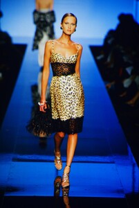 2133619183_ValentinoCoutureFall2000(19).thumb.jpg.5f33564961c4d137cab9242cc7478f9c.jpg