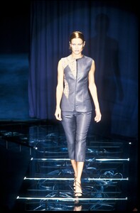 231250401_Versace1998WomenRTW49.thumb.jpg.902c10d021cfbc760b2412c0de09c27d.jpg