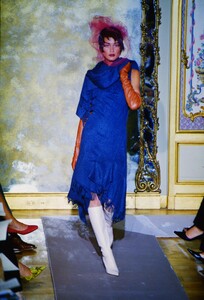 234558194_jean-paul-gaultier-couture-fall2000(8).thumb.jpg.36f1d67ff9a3447383f3658ca632c535.jpg