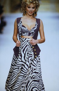 235316588_valentino-ss-1993(5).thumb.jpg.af696341c4823050c11992aa0c32ae72.jpg