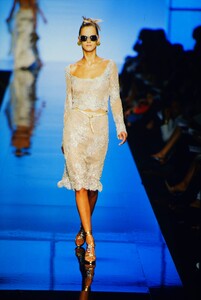 245490800_ValentinoCoutureFall2000(8).thumb.jpg.9198cd8f2a9a99aa8b8b5f60fcd94db8.jpg