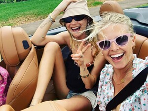 Sarah Wright Olsen_s Instagram photo_ _The moms are out --------. (For like 45 mins --)__CPeY1pvp7A2(JPG).jpg