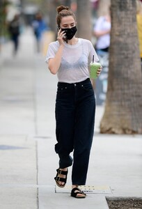       zoe110521BZNimage124.jpg