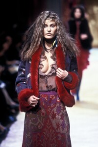 317436730_EmanuelUngaro1999WomenRTW75.thumb.jpg.a69591813d981d8fea3555723cecaa7c.jpg