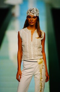 328225154_ValentinoSpring2000(18).thumb.jpg.b5346b00625b2f553a4cf45d5e02d71a.jpg