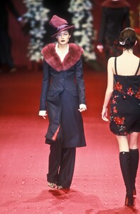 340290391_DolceGabbana1997WomenRTW39.thumb.jpg.64e5a3c8031b573cebc471c93eb7807c.jpg