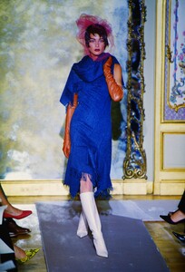 352329930_jean-paul-gaultier-couture-fall2000(6).thumb.jpg.bcf2286389fc3b6520fee74c5db7719d.jpg