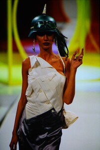 394203542_JOHN-GALLIANO-SPRING-2000(8).thumb.jpg.b79e07c69f4709bbb4ce935669267ec2.jpg