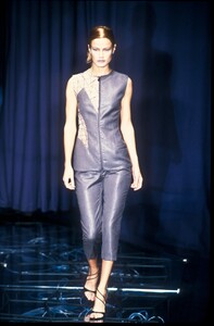 396245986_Versace1998WomenRTW50.thumb.jpg.710c2f8f7570eda19b7f153bdec40fed.jpg