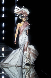 40194245_ChristianDior2000HauteCouture40.thumb.jpg.18d15f955e8c24aeb79a655272ae4946.jpg