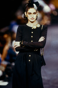 40368959_Chanel1989HauteCouture9.thumb.jpg.a4ca90d08f978154b7e7ec5d99e50c8d.jpg